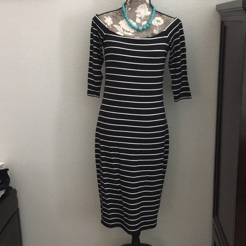 Black and white on/off shoulder dress 👗